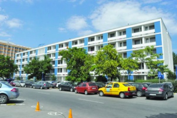 La hotelul SRI din Mamaia, şmecherii parchează pe spaţiul verde - GALERIE FOTO